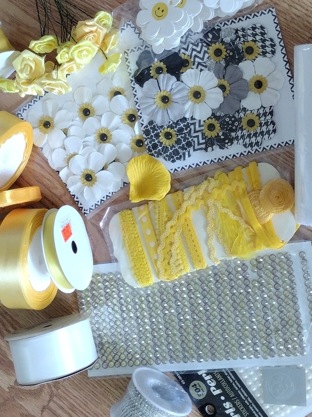 Yellow White Gold Floral & Ribbon Party Craft Kit
